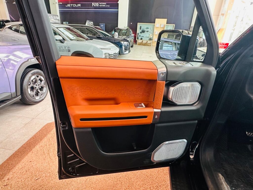 شاشة جيتور G700