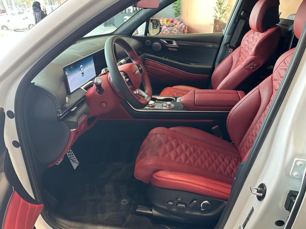 مقاعد داخلية جينيسيس gv80 2027