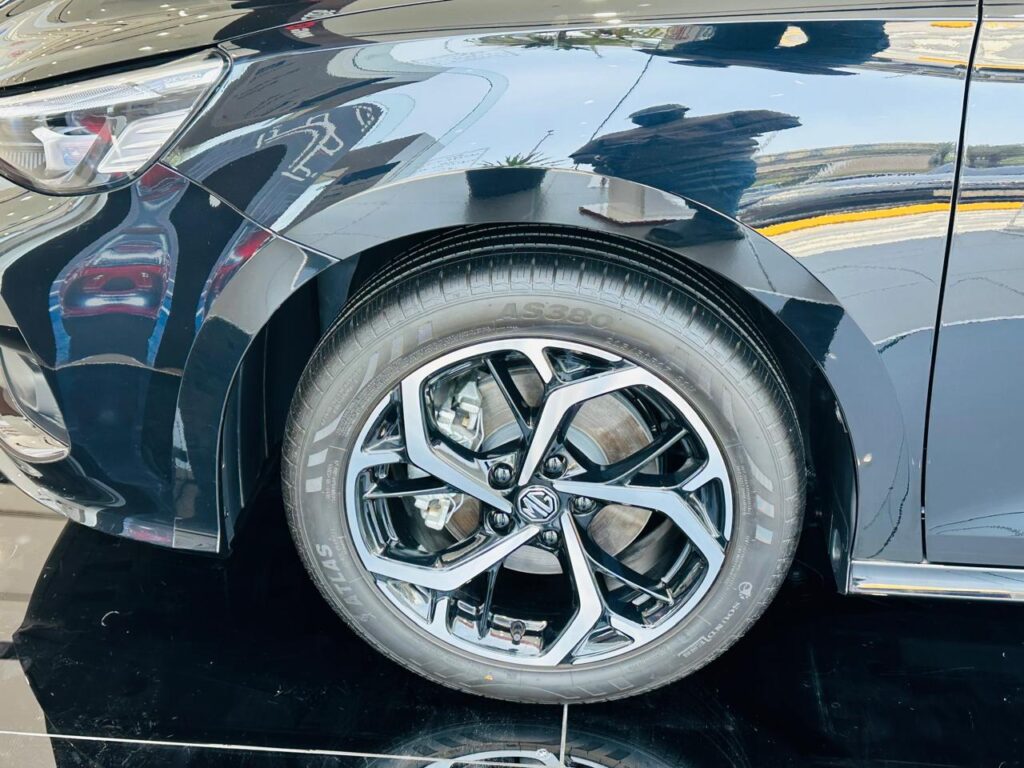 سيارة إم جي GT