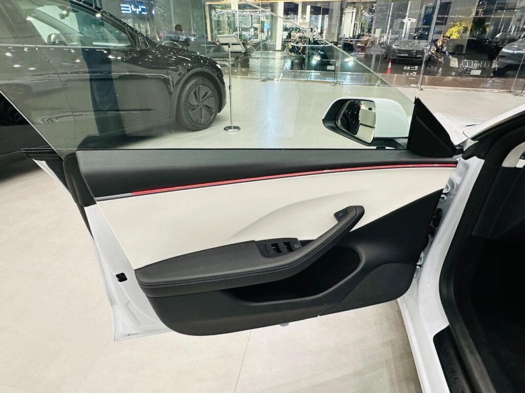 باب السائق تسلا Model 3