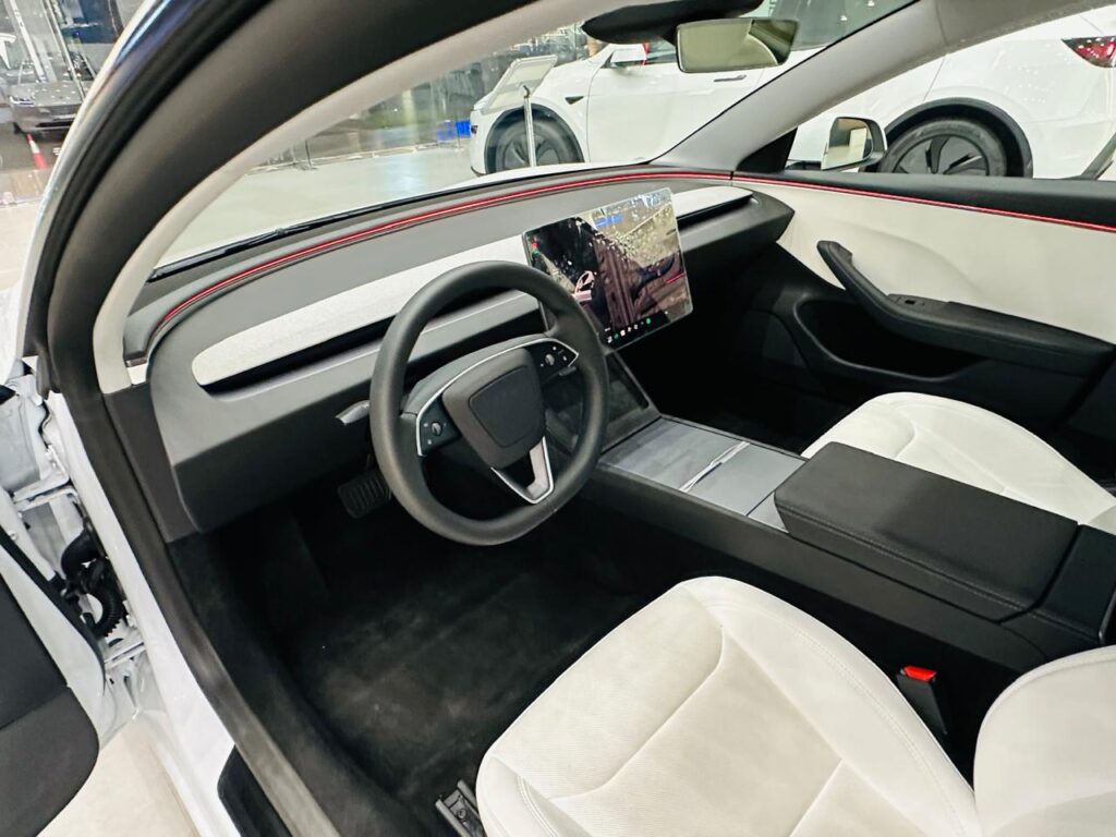 شاشة تسلا Model 3